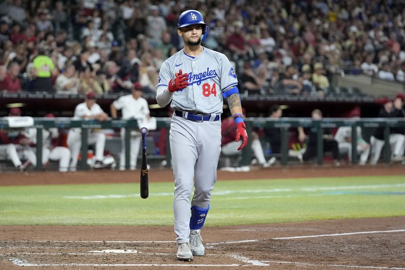 El cubano Andy Pagés, de los Dodgers de Los Ángeles, arroja el bate durante el encuentro ante los Diamondbacks de Arizona, el miércoles 1 de mayo de 2024 (AP Foto/Ross D. Franklin)