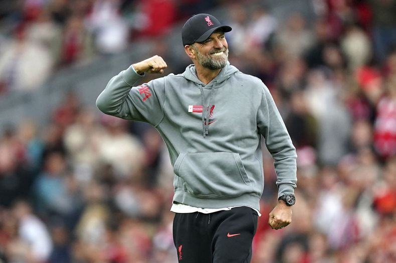 El alemán Jürgen Klopp, técnico de Liverpool, festeja tras el pitazo final del duelo del sábado 6 de mayo de 2023 (Mike Egerton/PA via AP)