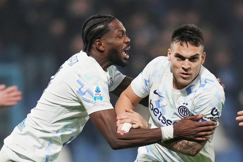 Lautaro Martínez (derecha) festeja con su compañero Marcus Thuram tras anotar el tercer gol del Inter de Milán en la victoria 5-0 sobre Sassuolo en la Serie A italiana, el domingo 8 de febrero de 2026. (Spada/LaPresse vía AP)