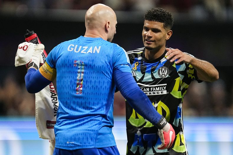 Brad Guzan y Miles Robinson, del Atlanta United, festejan la victoria sobre Montreal, el sábado 23 de septiembre de 2023 (AP Foto/Mike Stewart)