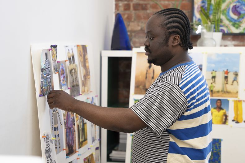 El diseñador de moda y fundador de Agbobly, Jacques Agbobly, posa para un retrato el jueves 1 de mayo de 2025 en Nueva York. (Foto AP/Gary Gerard Hamilton)