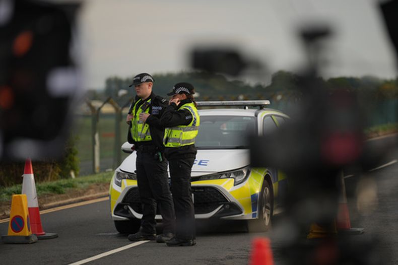 Policías protegen una carretera que lleva a la base RAF Fairford, tras un incidente en Fairford, Inglaterra, el lunes 28 de septiembre de 2026. (AP Foto/Alastair Grant)