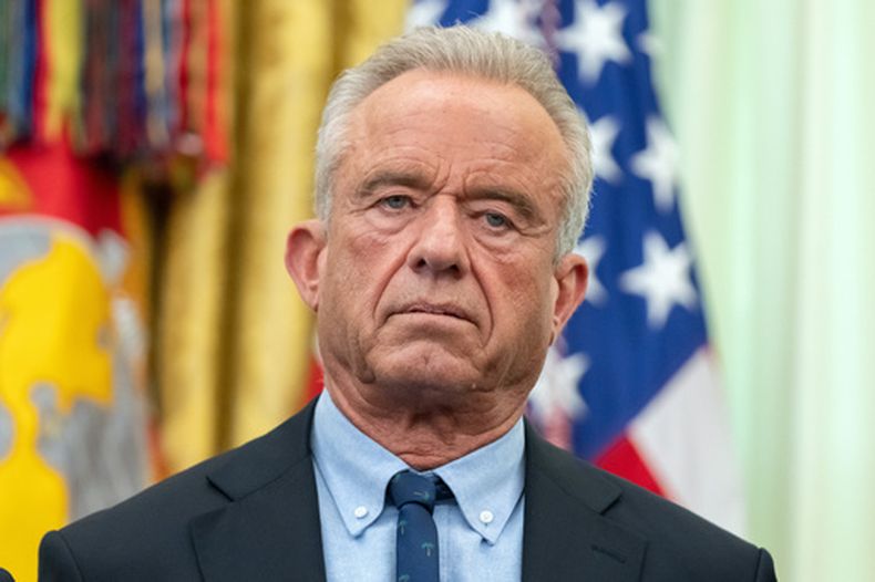 El secretario de Salud estadounidense Robert F. Kennedy Jr. en la Oficina Oval en la Casa Blanca en Washington el 23 de abril del 2026. (AP foto/Mark Schiefelbein)