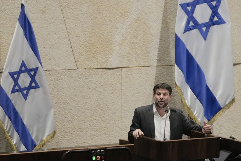 ARCHIVO - Bezalel Smotrich, ministro de Finanzas de Israel, pronuncia un discurso ante el Parlamento en Jerusalén, el 27 de marzo de 2023. (AP Foto/Maya Alerruzzo, Archivo)