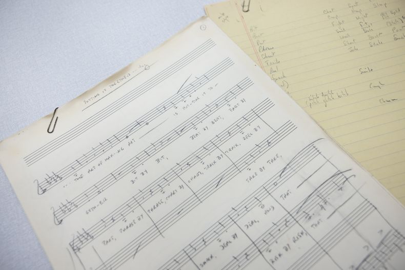 Esta imagen publicada por la Biblioteca del Congreso muestra la partitura de Putting It Together, una canción escrita por Stephen Sondheim para el musical Sunday in the Park with George. (Elaina Finkelstein/Library of Congress via AP)