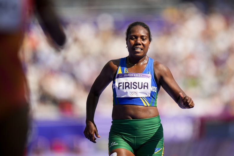 Sharon Firisua, de las Islas Salomón, compite en las eliminatorias de los 100 metros femeninos del atletismo de los Juegos Olímpicos de París, el viernes 2 de agosto de 2024, en Saint-Denis, Francia. (AP Foto/Petr David Josek)