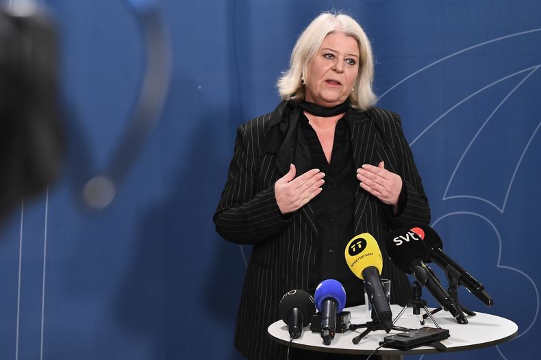 La ministra de Servicios Sociales de Suecia, Camilla Waltersson Grönvall, en conferencia de prensa en Estocolmo, el 28 de noviembre de 2025. (Lars Schröder/TT News Agency vía AP)