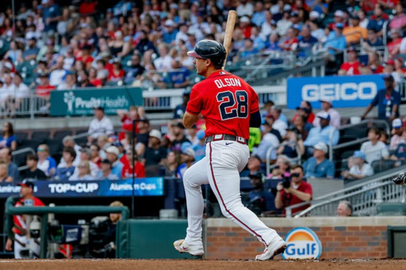 Matt Olson, de los Bravos de Atlanta, sigue el vuelo de un cuadrangular solitario frente a los Nacionales de Washington durante la primera entrada del juego de béisbol de Grandes Ligas del viernes 31 de julio de 2026, en Atlanta. (AP Foto/Erik S. Lesser)