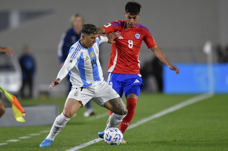 El argentino Enzo Fernández y el chileno Dario Osorio pelean por el balón en el encuentro de la eliminatoria al Mundial 2026 el jueves 5 de septiembre del 2024. (AP Foto/Gustavo Garello)