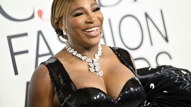 Serena Williams llega a los premios de moda CFDA en el Museo Estadounidense de Historia Natural el lunes 6 de noviembre de 2023, en Nueva York. (Foto Evan Agostini/Invision/AP)