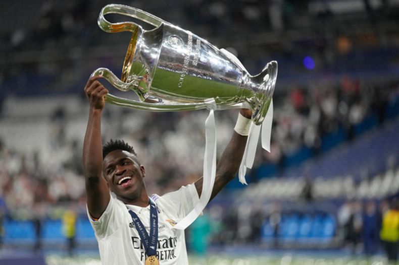 FILE - Vinicius Junior, del Real Madrid, sostiene el trofeo tras ganar la final de la Liga de Campeones de fútbol entre el Liverpool y el Real Madrid en Saint Denis, cerca de París, el 29 de mayo de 2022. (Foto AP/Kirsty Wigglesworth, Archivo)