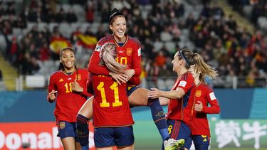 La española Jennifer Hermoso salta a los brazos de su compañera Alexia Putellas en la celebración del segundo gol de España en el partido del Grupo C del Mundial femenino contra Zambia, en Eden Park, Auckland, Nueva Zelanda, el 26 de julio de 2023. (AP Foto/Abbie Parr)
