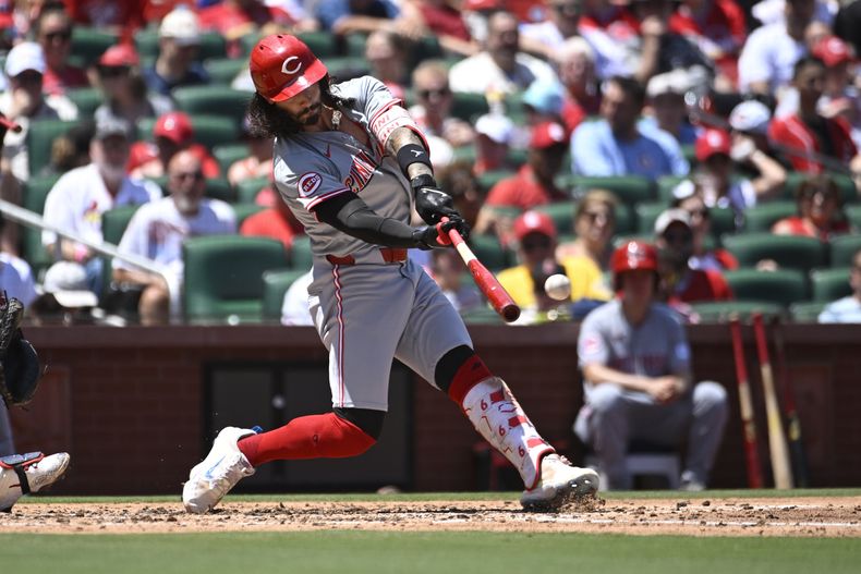 Jonathan India de los Rojos de Cincinnati pega un doble remolcador en la tercera entrada del juego ante Cardenales de San Luis el sábado 29 de junio del 2024. (AP Foto/Joe Puetz)