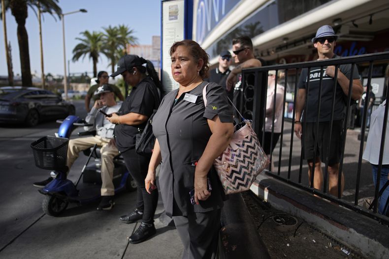 Haydee Zetino espera el autobús después de trabajar un turno como mucama en el hotel-casino Harrahs junto al Strip de Las Vegas, el jueves 12 de septiembre de 2024, en Las Vegas. Zetino, migrante de El Salvador, obtuvo el estatus de protección temporal desde que llegó tras un gran terremoto en 2001. (AP Foto/John Locher)