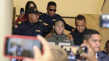 ARCHIVO - El rapero Daniel Hernández, conocido como Tekashi 6ix9ine, es escoltado por la policía al llegar a una audiencia judicial en el Palacio de Justicia, en Santo Domingo, República Dominicana, el 25 de enero de 2024. (Foto AP/Ricardo Hernandez, archivo)