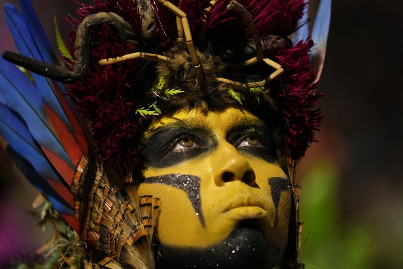 Un artista de la escuela de samba Salgueiro actúa durante las celebraciones del Carnaval en el Sambódromo en Río de Janeiro, Brasil, el lunes 12 de febrero de 2024. (AP Foto/Silvia Izquierdo)