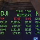 Un tablero electrónico sobre el piso de remates de la Bolsa de Valores de Nueva York muestra las cifras de cierre del promedio industrial Dow Jones el viernes 11 de abril de 2025. (AP Foto/Richard Drew)