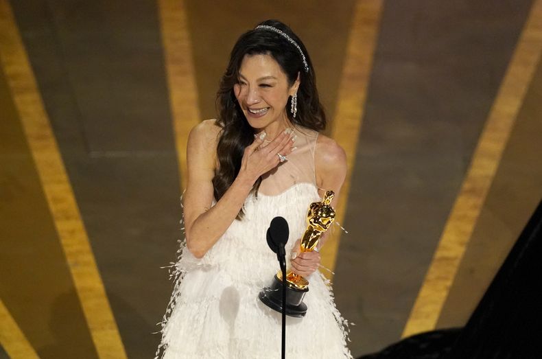 ARCHIVO - Michelle Yeoh recibe el premio a mejor actriz por Everything Everywhere All at Once (Todo en todas partes al mismo tiempo) en los Oscar el 12 de marzo de 2023, en el Teatro Dolby en Los Angeles. (Foto AP/Chris Pizzello, archivo)