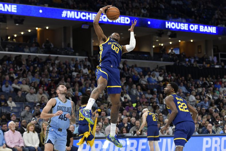 Jonathan Kuminga, de los Warriors de Golden State, captura un rebote en el duelo del viernes 2 de febrero de 2024, ante los Grizzlies de Memphis (AP Foto/Brandon Dill)