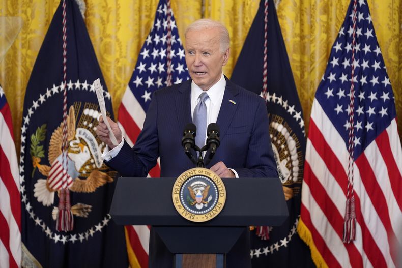 El presidente estadounidense Joe Biden habla ante la Asociación Nacional de Gobernadores en un evento en la Sala Este de la Casa Blanca, el viernes 23 de febrero de 2024, en Washington. (AP Foto/Evan Vucci)