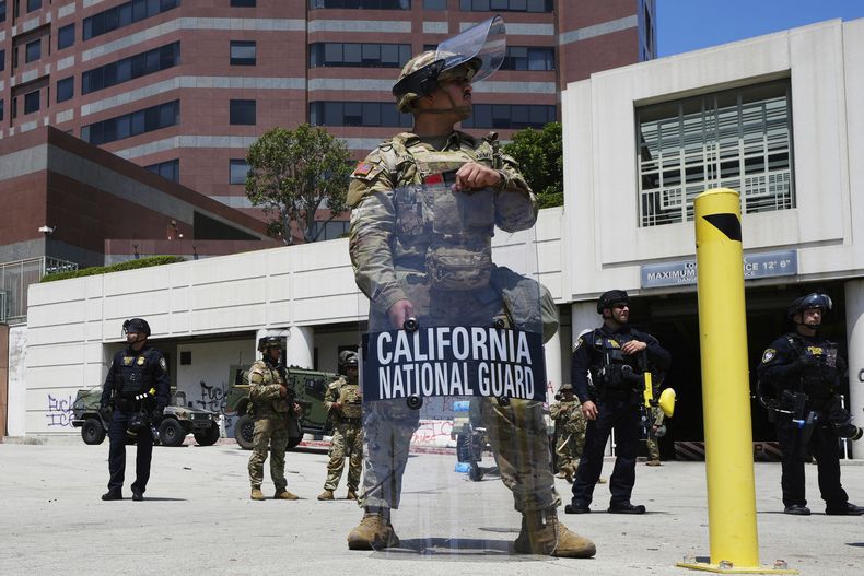 ARCHIVO - Un elemento de la Guardia Nacional de California vigila edificios federales el 10 de junio de 2025 en Los Ángeles. (AP Foto/Damian Dovarganes/Archivo)
