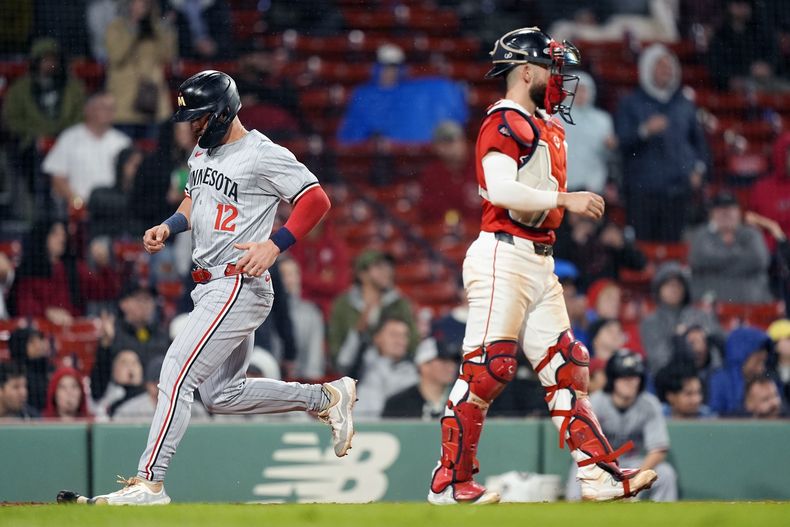 Kyle Farmer, de los Mellizos de Minnesota, anota detrás de Connor Wong, cátcher de los Medias Rojas de Boston, el viernes 20 de septiembre de 2024 (AP Foto/Michael Dwyer)