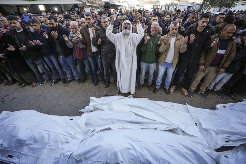 Víctimas palestinas de un ataque aéreo israelí en Deir al-Balah, Franja de Gaza, el 22 de diciembre del 2024. .(AP foto/Abdel Kareem Hana)