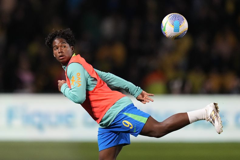 El atacante brasileño Endrick previo al partido contra Ecuador en las eliminatorias del Mundial, el viernes 6 de septiembre de 2024, en Curitiba. (AP Foto/Silvia Izquierdo)