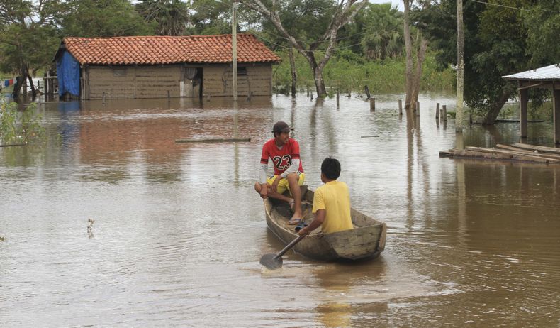 Un hombre rema por una calle inundada en San Javier, Bolivia, el jueves 13 de febrero de 2014. Las inundaciones han dejaron un saldo de 57 personas muertas y m&aacute;s de 55,000 damnificados. (Foto AP)