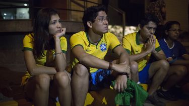americateve | En la foto aparecen seguidores de Brasil sentados frente al Hospital Sao Carlos, al que fue trasladado Neymar por una lesi&oacute;n en una v&eacute;rtebra, el viernes 4 de julio de 2014, en Fortaleza, Brasil (AP Foto/Renata Brito)
