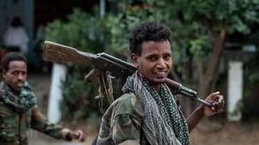 Combatientes del Frente Popular de la Liberación de Tigray en la aldea de Hawzen, Tigray, Etiopía, el 7 de mayo del 2021. (AP foto/Ben Curtis)