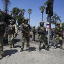 Agentes federales en MacArthur Park, el lunes 7 de julio de 2025, en Los Ángeles. (AP Foto/Damian Dovarganes, Archivo)