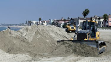 americateve | Una topadora apila arena para formar una barrera temporaria que proteja varias casas de playa del oleaje que se espera generar&aacute; el hurac&aacute;n Norbert, el viernes 5 de septiembre de 2014, en Long Beach, California. (Foto AP/Chris Carlson)