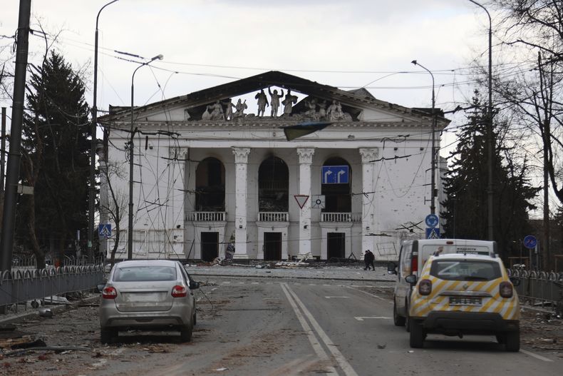 ARCHIVO - Esta imagen del lunes 4 de abril de 2022 muestra el Teatro Dramático Regional Académico de Donetsk en Mariúpol, Ucrania, tras un bombardeo el 16 de marzo de 2022, en un área que ahora es controlada por fuerzas rusas. (AP Foto/Alexei Alexandrov, archivo)