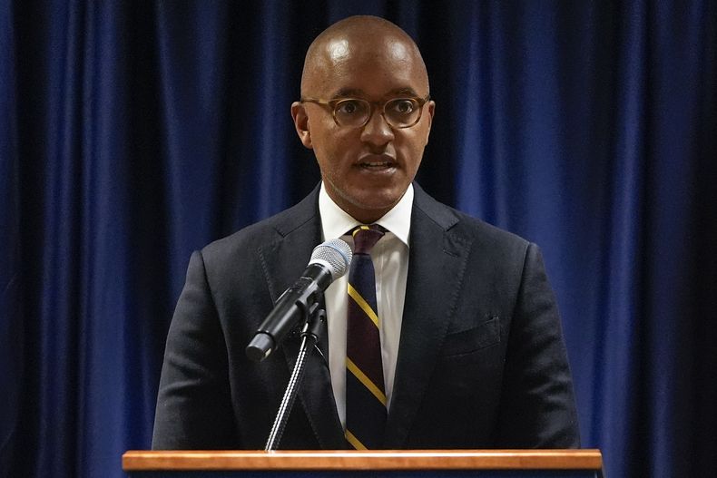El fiscal federal Damian Williams habla sobre los cargos federales de tráfico sexual y extorsión contra Sean Diddy Combs durante una conferencia de prensa el martes 17 de septiembre de 2024 en Nueva York. (Foto AP/Pamela Smith)