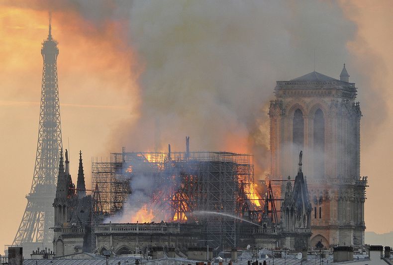 EUR-GEN_NOTRE_DAME-INCENDIO-0.jpg
