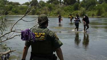 desgarrador: se hace viral impactante video de familia cubana cruzando el rio bravo