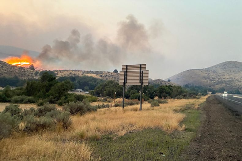En esta imagen del Departamento de Transporte de Oregon del 27 de julio de 2026 se puede ver un incendio forestal en el este de Oregon. (Departamento de Transporte de Oregon vía AP)