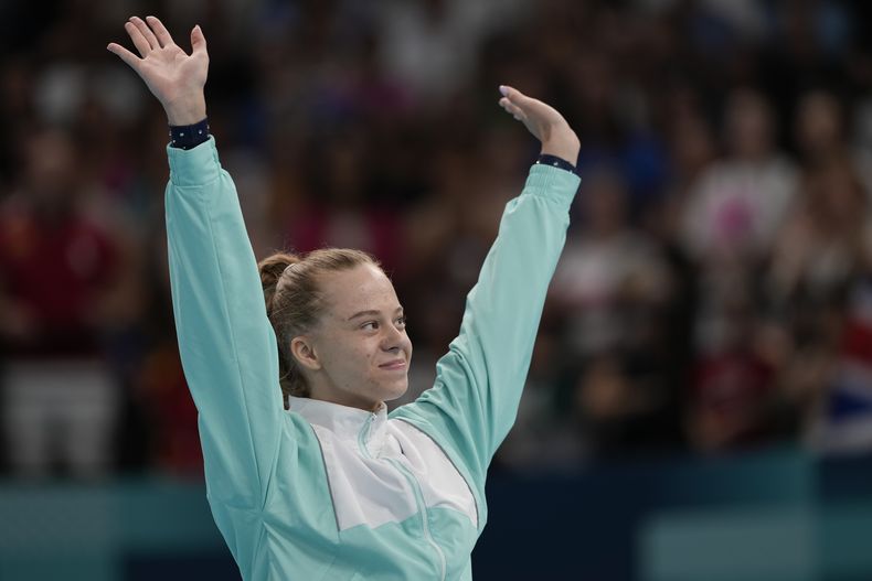 La bielorrusa Viyaleta Bardzilouskaya celebra tras ganar una medalla de plata en el trampolín femenino de los Juegos Olímpicos de París, el viernes 2 de agosto de 2024. Bardzilouskaya compite como atleta neutral. (AP Foto/Charlie Riedel)