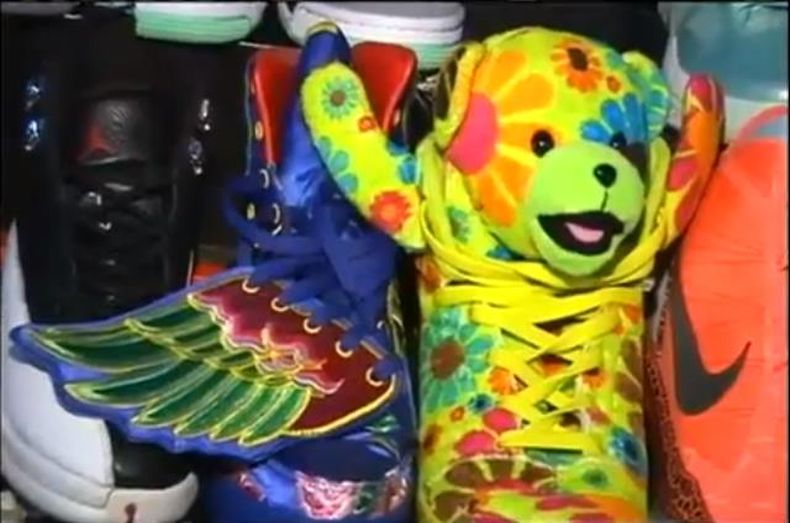 Moda insólita en la que los jóvenes cambian sus tenis nuevos por otros viejos.