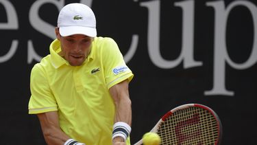 americateve | El espa&ntilde;ol Roberto Bautista Agut  devuelve un env&iacute;o del italiano Fabio Fognini durante un match de semifinales del torneo de Stuttgart el s&aacute;bado, 12 de julio del 2014.  (Foto AP/dpa,Daniel Maurer)