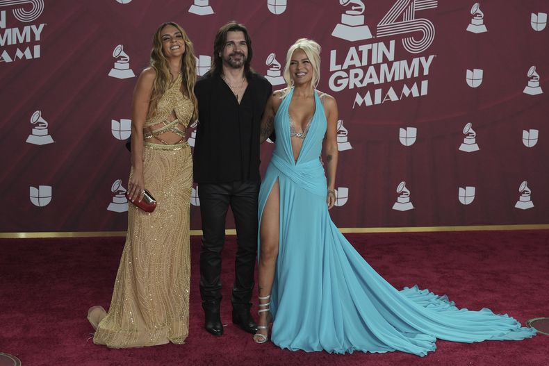 Karol G y Juanes llegan a la 25a entrega del Latin Grammy el jueves 14 de noviembre de 2024, en Miami. (Foto AP/Rebecca Blackwell)