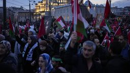 La gente se manifiesta junto a Yeni Cami (Mezquita Nueva) para mostrar solidaridad con los palestinos en medio de la guerra en curso en Gaza, en Estambul, Turquía, el 1 de enero de 2024. (Foto AP/Francisco Seco)