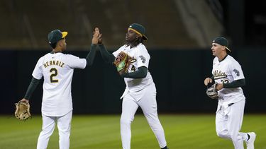 El campocorto puertorriqueño de los Atléticos de Oakland Darell Hernaiz (izquierda) y el jardinero derecho Lawrence Butler (4) celebran luego de la victoria del equipo sobre los Marlins de Miami, en el juego de béisbol, el viernes 3 de mayo de 2024, en Oakland, California. (AP Foto/Godofredo A. Vásquez)