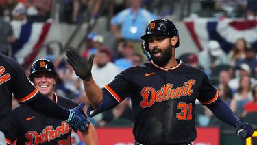 Riley Greene (31), de los Tigres de Detroit, celebra su cuadrangular durante la cuarta entrada del juego de béisbol de Grandes Ligas contra los Rangers de Texas el somingo 5 de julio de 2026, en Arlington, Texas. (AP Foto/LM Otero)