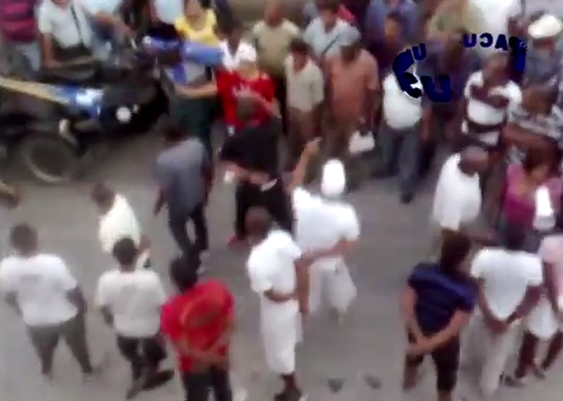 Así se preparan turbas del régimen para golpear a opositores en un acto de repudio en Santiago de Cuba.