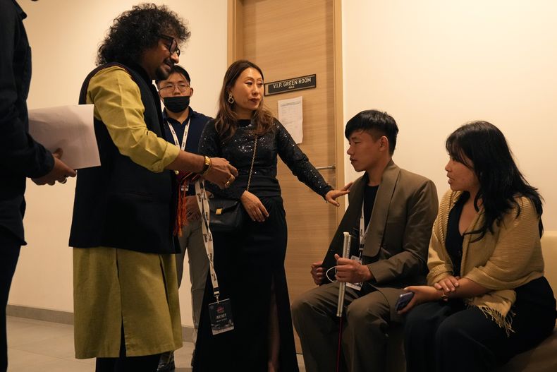 Takosangba Pongen, de 27 años, un pianista ciego, segundo a la derecha, es presentado a otros artistas por el director del festival Khyochano TCK, en el centro, mientras espera su actuación en el Festival de Piano Brillante de dos días en Bengaluru, India, el domingo 29 de septiembre de 2024.(Foto AP/Aijaz Rahi)