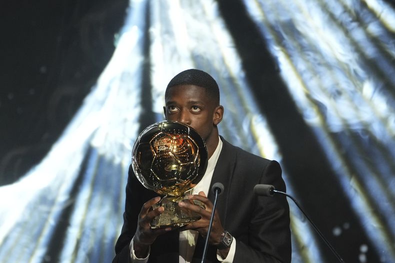 Ousmane Dembélé del Paris Saint-Germain recibe el premio Balón de Oro masculino 2025, el lunes 22 de septiembre de 2025. (AP Foto/Thibault Camus)