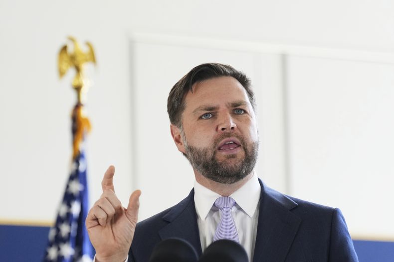 El vicepresidente de EEUU, JD Vance, habla durante una visita al edificio federal Wilshire el viernes 20 de junio de 2025, en Los Ángeles. (AP Foto/Jae C. Hong)