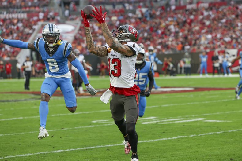 El wide receiver de los Buccaneers de Tampa Bay Mike Evans hace una recepción ante los Panthers de Carolina durante la segunda mitad del juego de la NFL el domingo 3 de diciembre, en Tampa, Florida. (AP Foto/Mark LoMoglio)
